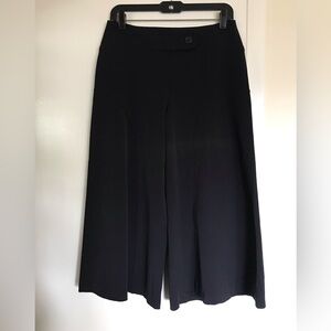 THALIAN 6 size cropped black  pants 63% polyester 33 % rayon/viscose 4% spandex